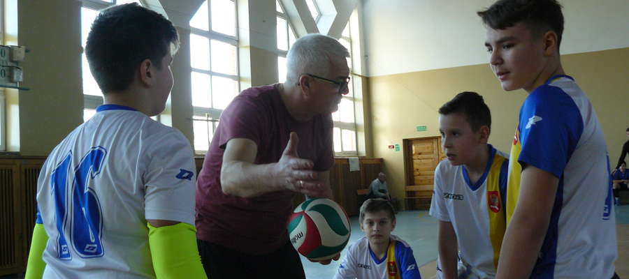 Nauczyciel/trener Jan Czarnik podczas przerwy ze swoją drużyną z SP Kisielice