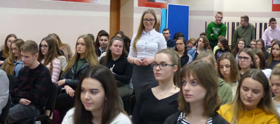 Wolontariuszka opowiedziała uczniom kilka chwytających za serce opowiadań. 