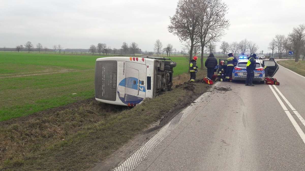 Wypadek autobusu w okolicach Dębówka na trasie Bartoszyce - Ketrzyn