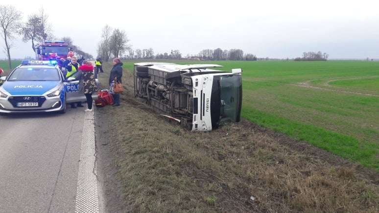Wypadek autobusu w okolicach Dębówka na trasie Bartoszyce - Ketrzyn