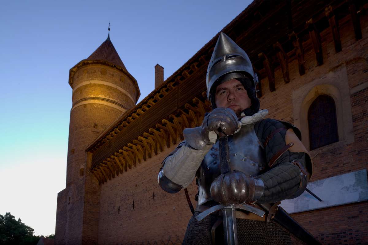 Michał Wróbel jako rycerz na olsztyńskim zamku