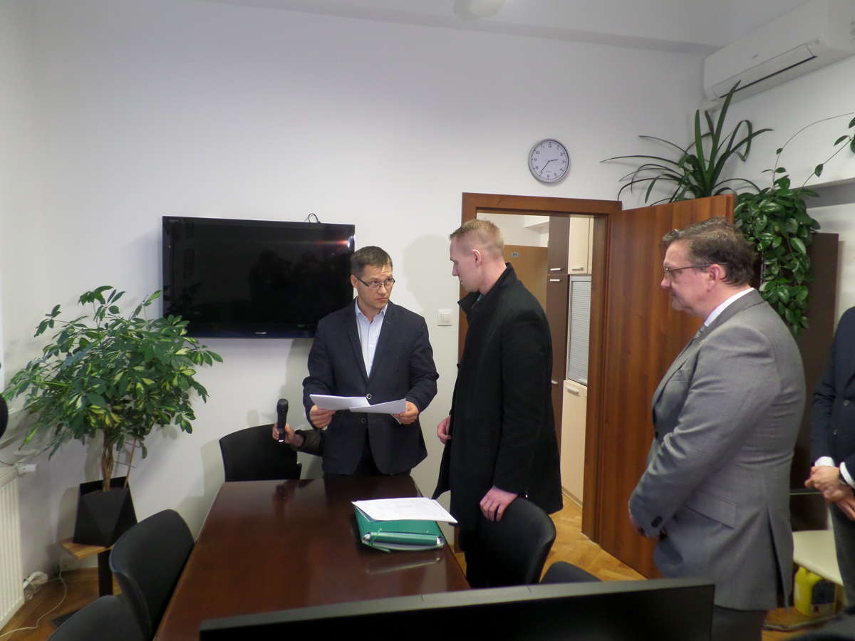 Od lewej: Komisarz wyborczy w Olsztynie Mariusz Stachowiak i członkowie grupy referendalnej: Piotr Jastrzębski i Krzysztof Teliczan, 