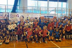 DZIEWCZĘTA Z MINI VOLLEY TUŻ POZA PODIUM W NARUSZEWIE