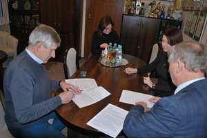 Wójt gminy Iława podpisał umowy na utrzymanie dróg w 2020