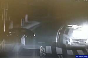 Kierowca BMW "skasował" znak drogowy i słup oświetleniowy. Miał promile, nie miał uprawnień [VIDEO]
