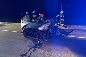 Wypadek w Ogrodzieńcu. Auto 21-latka jest mocno zniszczone, a on i pasażerka trafili do szpitala 