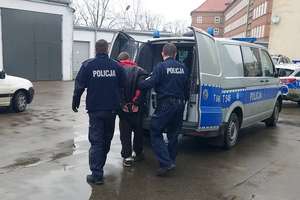 "Podpalacz" z Osiedla Piastowskiego zatrzymany! Mężczyzna trafił do aresztu 