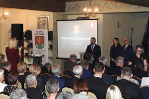Konferencja z szampańskim toastem w Biskupcu Pomorskim