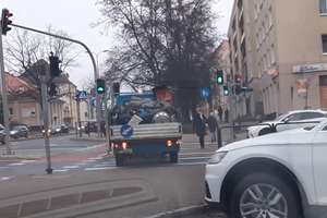 Służby porządkowe jeżdżą po chodnikach i przejściach dla pieszych w Olsztynie. Ale czy mogą? [VIDEO]