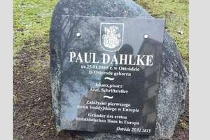 Tablica poświęcona Paulowi Dahlke w ostródzkim parku 