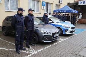 Odprawa ełckiej policji - mundurowi z nowymi pojazdami służbowymi