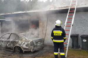Pożar samochodu w Samborówku. Sąsiedzi wezwali pomoc