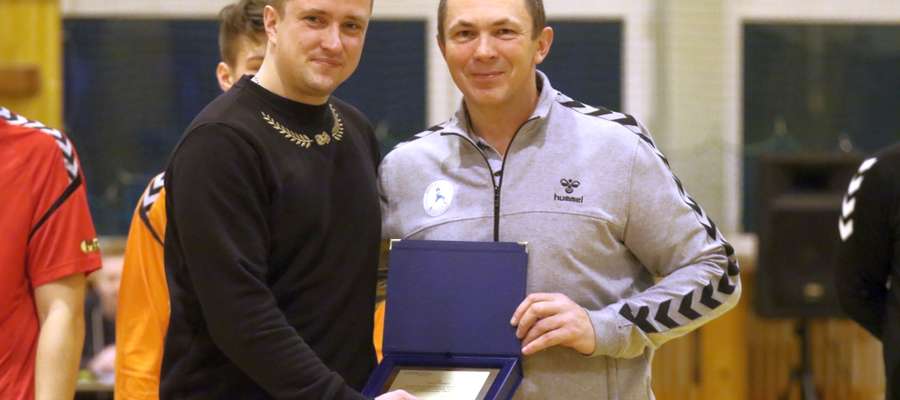 Konstanty Targoński (z prawej) dziękuje Adamowi Malinie za 8 lat gry w Szczypiorniaku Olsztyn
