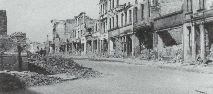 Ruiny domów na Rynku Starego Miasta w 1948 r. (aktualnie Plac Tysiąclecia Państwa
Polskiego), Źródło: J. Müller, Dzieje Ostródy, Ostróda 2010, s. 533.