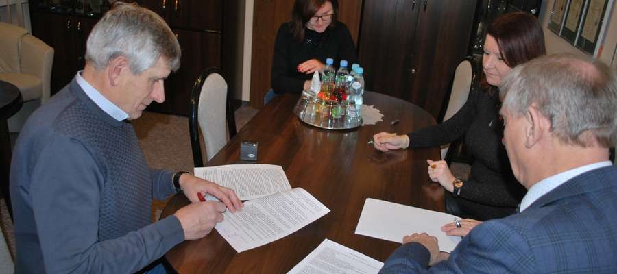 Podpisanie umowy z właścicielem firmy Roboty Ziemne Romanem Czuczko (pierwszy z lewej)