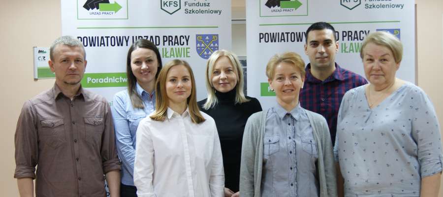 Część załogi działu usług rynku pracy na czele z kierownik Lucyną Krajewską (w środku) 
