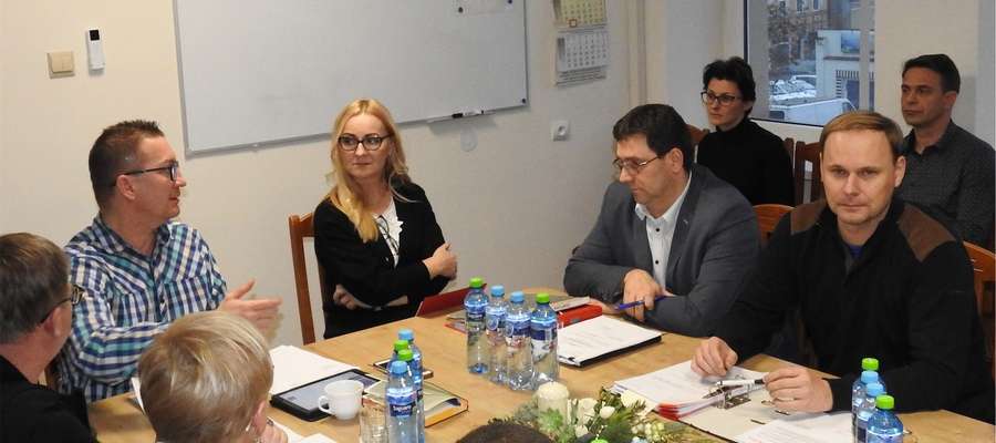 Posiedzenie Komisji Rewizyjnej Rady Miejskiej w Olecku (druga z lewej skarbnik Irena Osmycka)