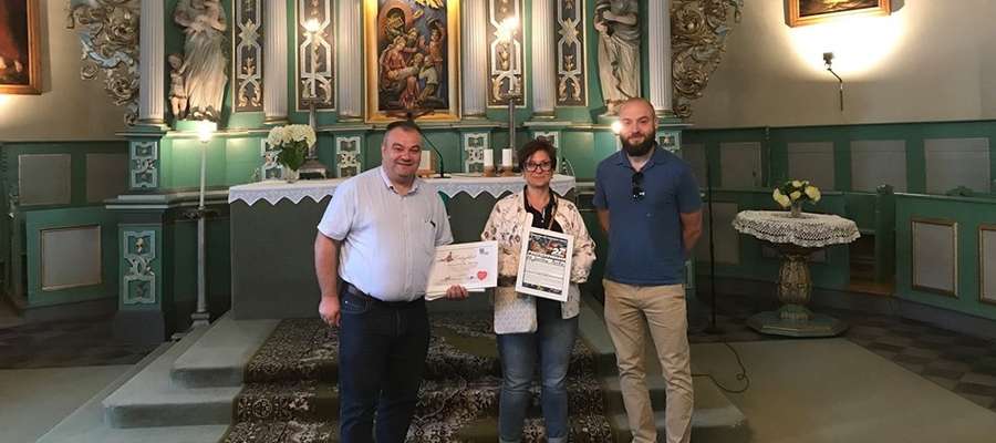 Zwycięzców  licytacji WOŚP w Ostródzie w 2019 roku  ksiądz Wojciech Płoszek zabrał na wycieczkę śladami  mazurskiego ewangelicyzmu