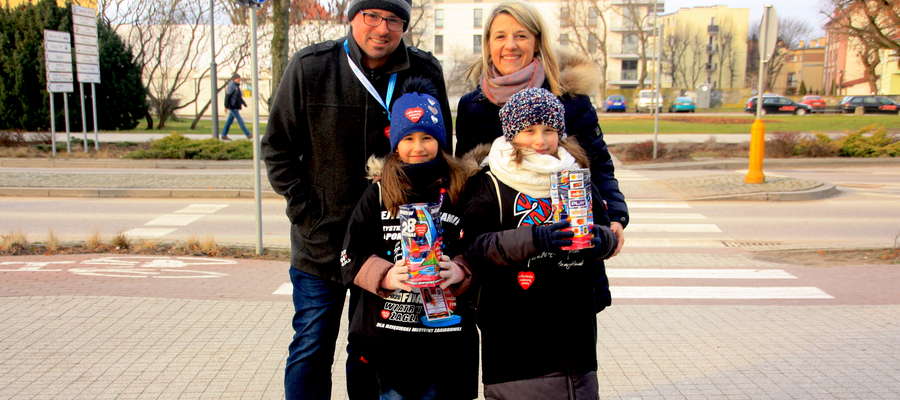 Marta Dąbrowska, dyrektor Giżyckiego Centrum Kultury kwestuje z rodziną