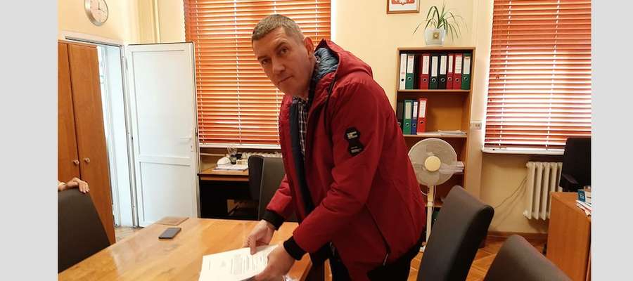 Mariusz Kłokocki, pełnomocnik inicjatorów referendum w Ostródzie sklada listy z podpisami w Delegaturze Krajowego Biura Wyborczego w Elblągu