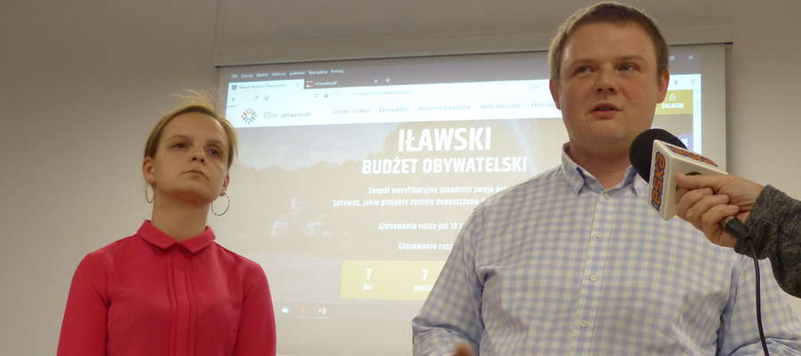 Adam Liedtke i Jolanta Darkowska podczas prezentacji pomysłów do Iławskiego Budżetu Obywatelskiego. 