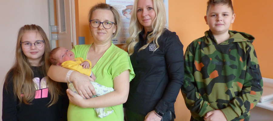 Pierwsze dziecko urodzone w iławskim szpitalu: Tymon Gęstwicki z Lubawy. Na zdjęciu również kuzynostwo: Albert i Maja ze swoją mamą Agnieszką. 