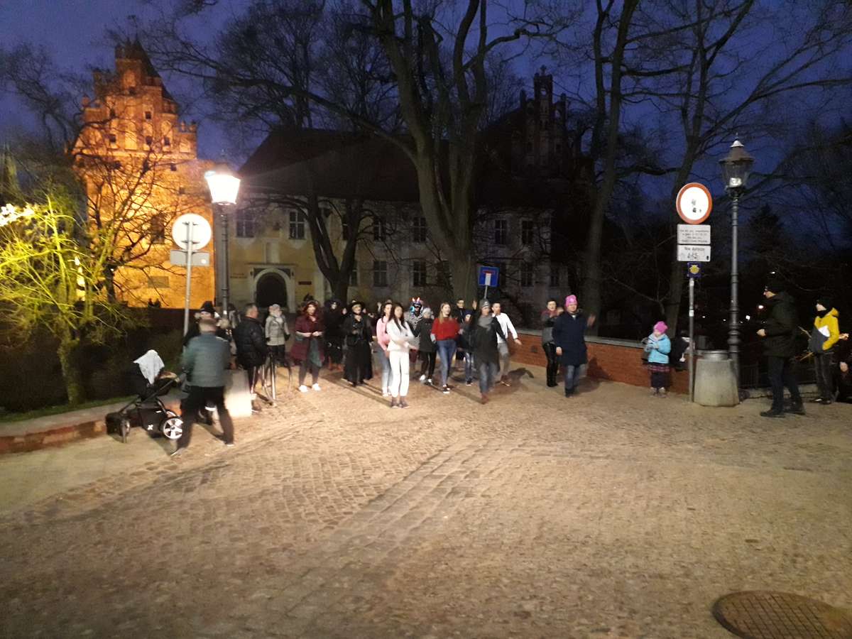 Olsztynianki tańczą na moście obok pomnika Mikołaja Kopernika 14 II 2019
