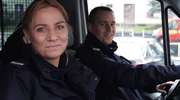 Policjanci uratowali ludzi z płonącego auta