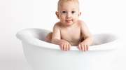 Jak często kąpać niemowlę? Nie musisz robić tego codziennie!
