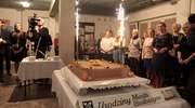 Życzenia, tort i odsłonięcie tablicy podczas 688. urodzin Bartoszyc