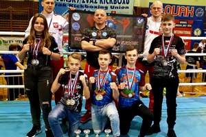 Kickbokserzy z Kurzętnika podbili stolicę Słowacji! Wrócili z 11 medalami 