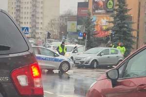 Wypadek na skrzyżowaniu Warszawskiej i Barczewskiego. Jedna osoba w szpitalu