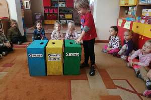 Dzieci z "dwójki" segregują śmieci