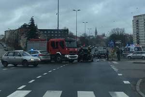 Zderzenie samochodów na alei Warszawskiej w Olsztynie. Jedna osoba trafiła do szpitala