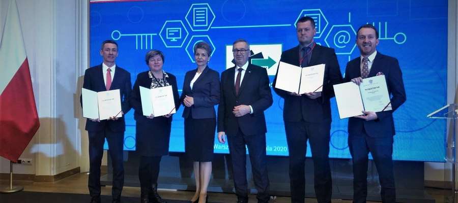 Wyróżnienie odebrał Marcin Kamiński (pierwszy z prawej), dyrektor PUP w Piszu  fot. www.gov.pl