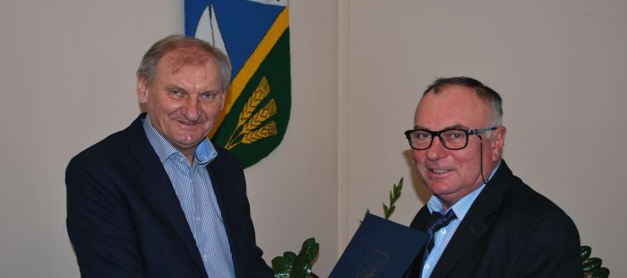 Wójt Harmaciński podpisał dziś umowę na nowe chodniki z Henrykiem Michalewskim (z prawej).