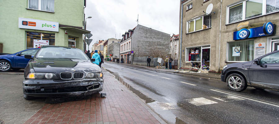 Na ulicy Gdańskiej kierujący BMW uderzył w budynek