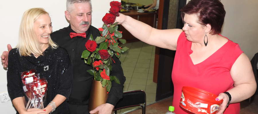Przedstawiciele Rady Rodziców zachęcali panów do kupienia różyczek i lizaków dla wybranek swojego serca   