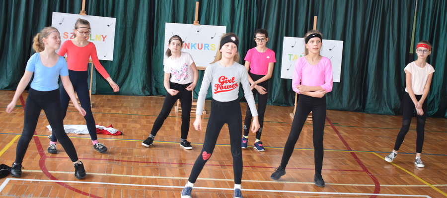 Uczennice z Marzęcic podczas tańca na szkolnej scenie 
