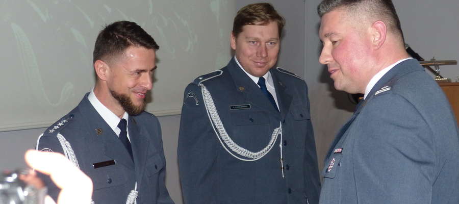 Dyrektor Zakładu Karnego w Iławie mjr. Jarosław Stawski (pierwszy z prawej) docenił pracę m.in. kpt. Amadeusza Sochy (pierwszy z lewej) oraz chor. Pawła Pierczyńskiego (w środku)