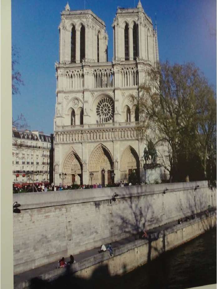 Notre Dame przed pożarem. Katedrę co roku odwiedzało od 8 do 12 mln turystów