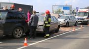 Zderzenie trzech samochodów w Olsztynie. Kobieta w ciąży w szpitalu [ZDJĘCIA]