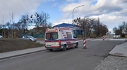 Ratownik medyczny w kombinezonie zabrał kobietę z dworca w Iławie. Pasażerka przyjechała z Kołobrzegu [WIDEO]