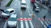 Zderzenie dwóch samochodów. Rowerzystę uratował sygnalizator [VIDEO]