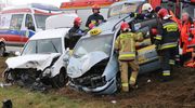 Czołowe zderzenie taksówki i mercedesa. Droga jest zablokowana [ZDJĘCIA]