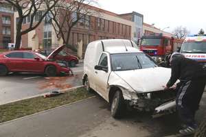 Czołowe zderzenie dwóch samochodów w Olsztynie [ZDJĘCIA]