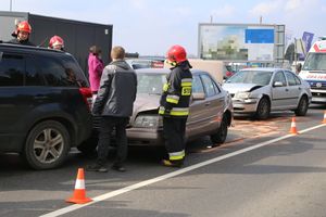 Zderzenie trzech samochodów w Olsztynie. Kobieta w ciąży w szpitalu [ZDJĘCIA]