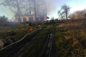 Siedem strażackich zastępów walczyło z pożarem budynku mieszkalnego [GALERIA]