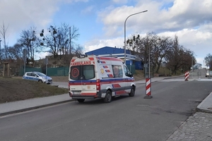 Ratownik medyczny w kombinezonie zabrał kobietę z dworca w Iławie. Pasażerka przyjechała z Kołobrzegu [WIDEO]