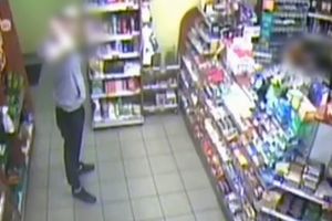 Napad na sklep. 24-latka mierząc z broni do ekspedientki, zażądała wypłacenia gotówki [VIDEO]